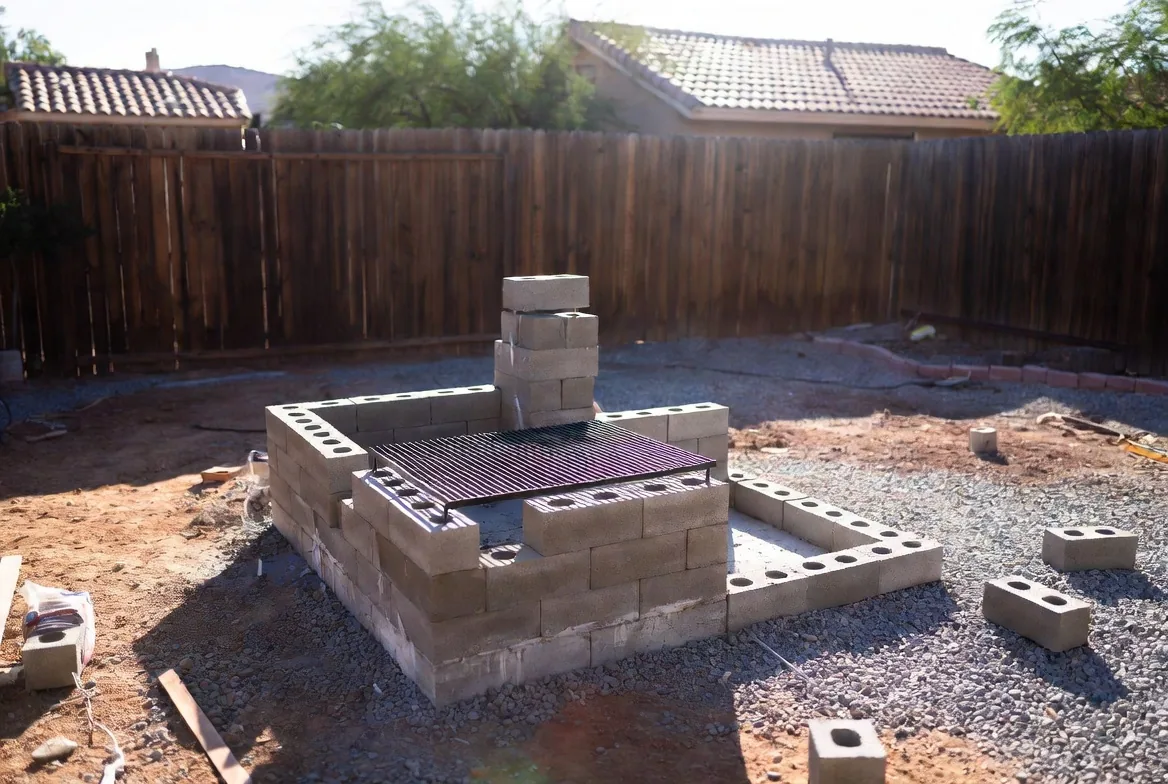 Asador de block gris terminado en un patio de Hermosillo, listo para cocinar